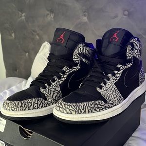 Black/Gym Red-CMNT GRY- ANTHRCT